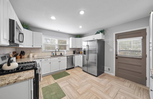 Lee's Summit House | 4BR2BA Family Home|Mins to DT|Pets|PrivateParking
