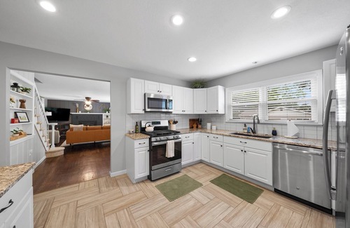 Lee's Summit House | 4BR2BA Family Home|Mins to DT|Pets|PrivateParking