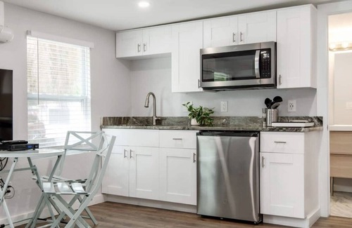 Safety Harbor Cottage | 4C Newly Renovated 1 Bedroom with Kitchenette