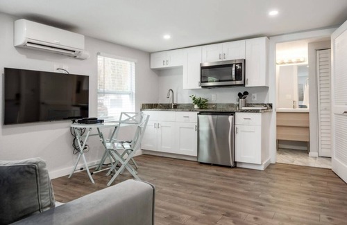Safety Harbor Cottage | 4C Newly Renovated 1 Bedroom with Kitchenette