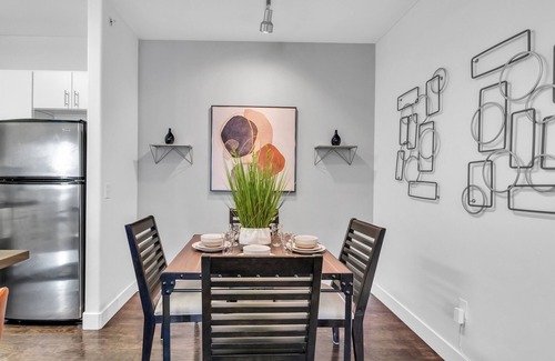 Draper Apartment | 4K TVs ★Cali King Bed | Fast WiFi | Near Hospital