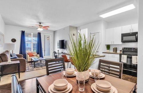 Draper Apartment | 4K TVs ★Cali King Bed | Fast WiFi | Near Hospital