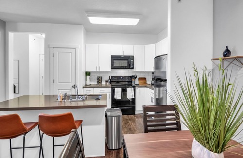 Draper Apartment | 4K TVs ★Cali King Bed | Fast WiFi | Near Hospital