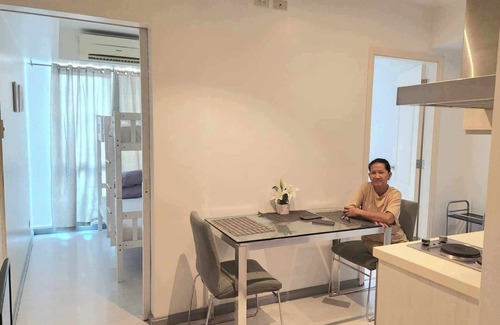 Taguig House | 4pax 1BR Cozy Apartment w/View and Balcony