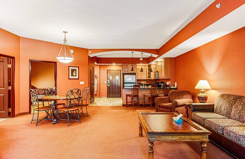 Wisconsin Dells Condo | 4th-floor condo with elevator, jetted tub, full kitchen, washer/dryer, & fireplace