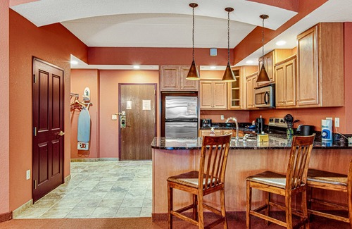 Wisconsin Dells Condo | 4th-floor condo with elevator, jetted tub, full kitchen, washer/dryer, & fireplace