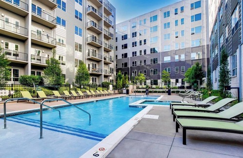Downtown Louisville Apartment | 4th Street Suites - Splash King Bed Suite