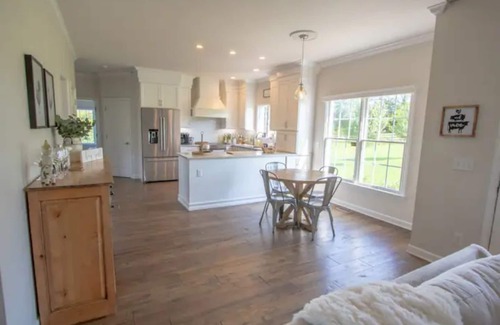 College Grove House | 5 Acre 3 Bedroom Farmhouse Next Door to Troubadour