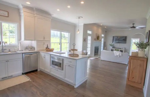 College Grove House | 5 Acre 3 Bedroom Farmhouse Next Door to Troubadour