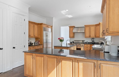 East Hampton House | 5 acre 6 bdrm Estate; large pool and hot tub between Sag Harbor and East Hampton