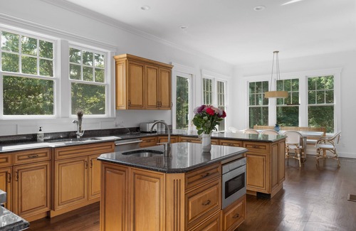 East Hampton House | 5 acre 6 bdrm Estate; large pool and hot tub between Sag Harbor and East Hampton