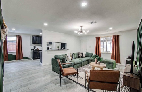 Southbelt/Ellington House | 5-BD,2-BA Tranquil Retreat ft Jacuzzi & Playground