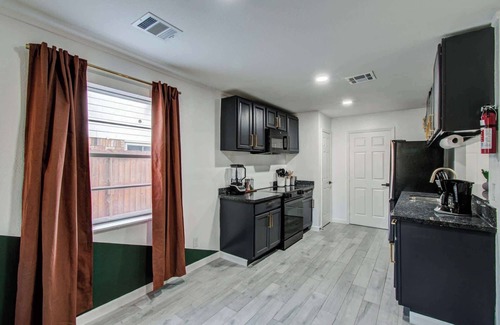 Southbelt/Ellington House | 5-BD,2-BA Tranquil Retreat ft Jacuzzi & Playground