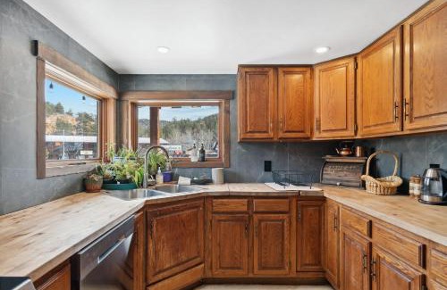 Allenspark House | 5 Bd Cabin W Private Hot Tub