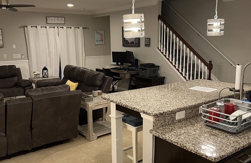 Interchange Square House | 5 Bdr, 7miles-Beach 50 min to Disney 2 Master’s 1 on 1st Fl HEATED POOL GAMEROOM