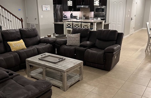Interchange Square House | 5 Bdr, 7miles-Beach 50 min to Disney 2 Master’s 1 on 1st Fl HEATED POOL GAMEROOM
