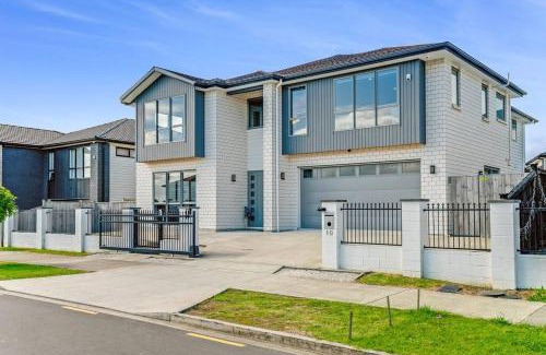 Flat Bush House | 5 BDR Flat Bush Mansion - Central Aircon, Fast WiFi, Pool Table, Netflix and More!