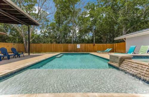 Johnson City House | 5 BDRM Home on 2 Acres Mins To Wineries Private Heated Pool and Hot Tub