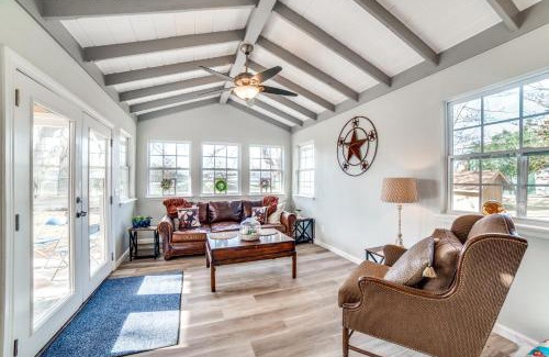 Johnson City House | 5 BDRM Home on 2 Acres Mins To Wineries Private Heated Pool and Hot Tub