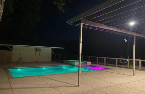 Johnson City House | 5 BDRM Home on 2 Acres Mins To Wineries Private Heated Pool and Hot Tub