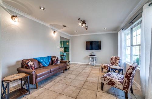 Johnson City House | 5 BDRM Home on 2 Acres Mins To Wineries Private Heated Pool and Hot Tub