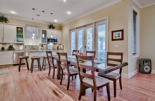 Villa Primera House | 5⭐️ beach block 4BR 3.5BA, close to everything, heated pool, hot tub, ping pong