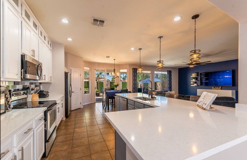 Alta Vista Estates House | 5 Bed| 3 Full bath home w/rec room, private pool & hot tub!