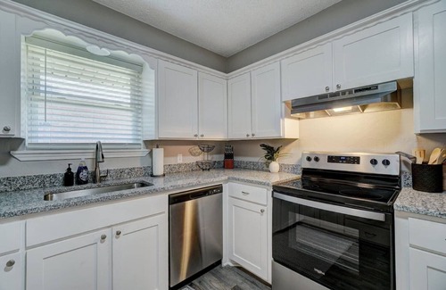 Oklahoma City House | 5 BED Beauty! Lake Hefner Hideaway