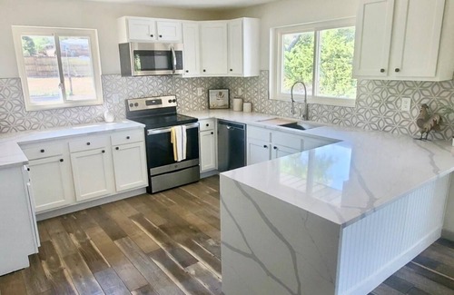 Applewood Villages House | 5 Bed Home on Awesome Park - Food and Starbucks close by!