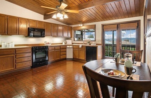 Bryn Mawr-Skyway House | 5 Bed home with a view! Close to shops, Seattle, and more!
