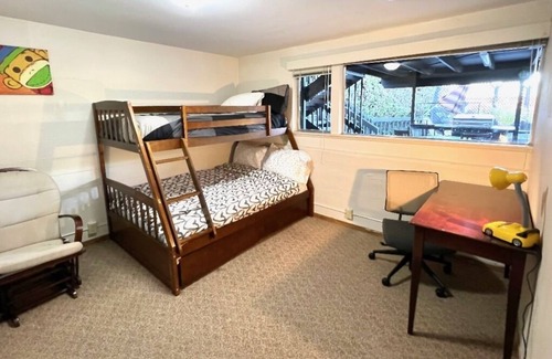 Bryn Mawr-Skyway House | 5 Bed home with a view! Close to shops, Seattle, and more!
