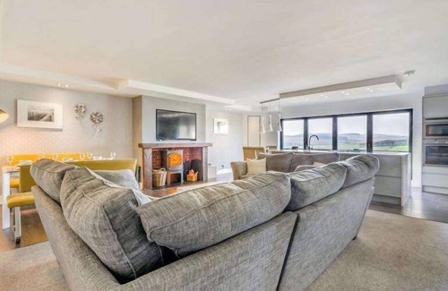 Heriot Cottage | 5 Bed House -Sleeps 10- Hot Tub - Garden - Parking