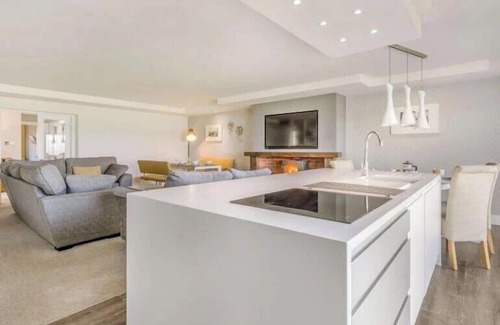 Heriot Cottage | 5 Bed House -Sleeps 10- Hot Tub - Garden - Parking