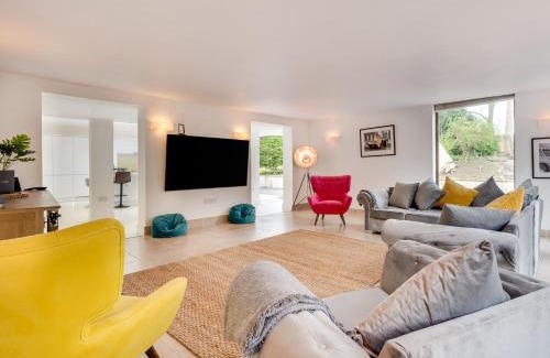 Durham House | 5 Bed in Durham 94028
