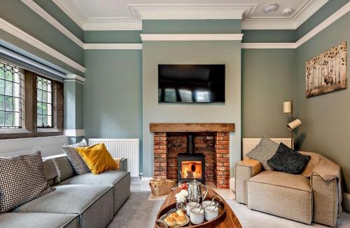 Monmouth House | 5 Bed in Monmouth 94050