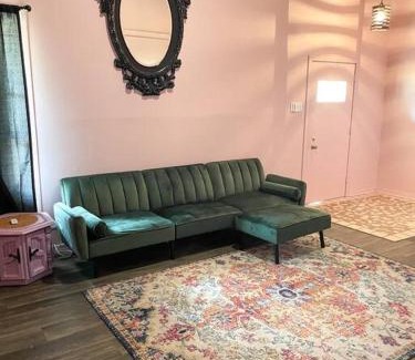 West Monroe House | 5- Bed Pink house ( Close to Sports Center )