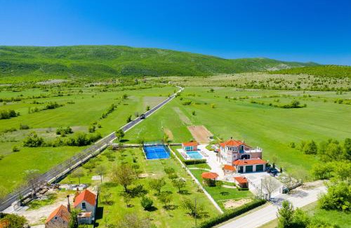 Ruzic Villa | 5-Bed Villa with Pool, Jacuzzi & Padel Court
