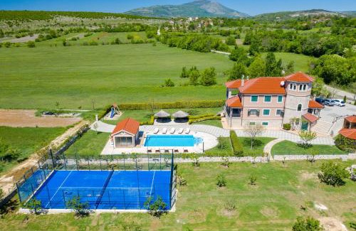 Ruzic Villa | 5-Bed Villa with Pool, Jacuzzi & Padel Court