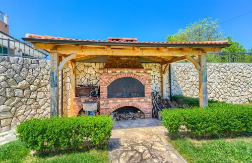 Ruzic Villa | 5-Bed Villa with Pool, Jacuzzi & Padel Court