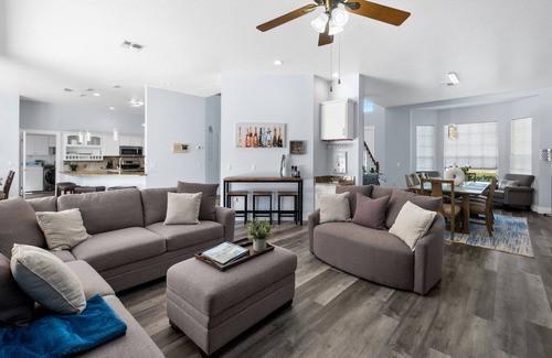 Spring Hill House | 5 bedrm Paradise w/your own POOL + LAZY RIVER