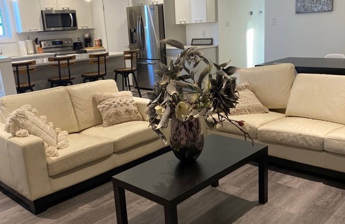 Fort Gary House | 5 Bedroom, 2 kitchen FRESH home