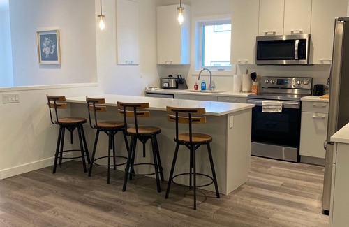 Fort Gary House | 5 Bedroom, 2 kitchen FRESH home