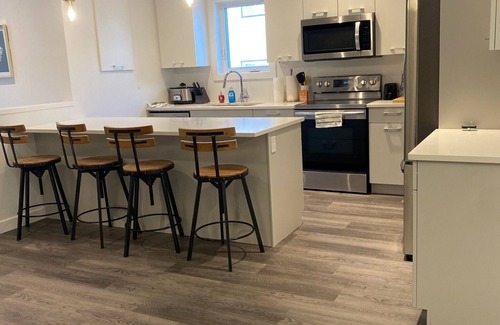 Fort Gary House | 5 Bedroom, 2 kitchen FRESH home