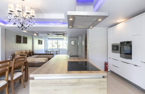 Kathu House | 5 bedroom, 5 bathroom villa, sleeps 14 people, 7 kms to Patong beach