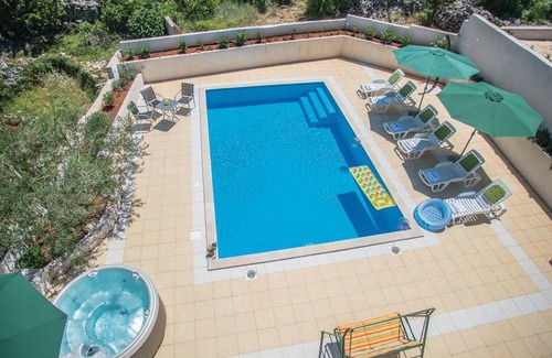 Rastovac House | 5 bedroom accommodation in Zagvozd