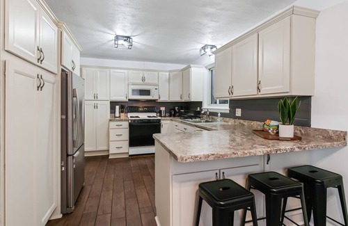 Ephrata House | 5-bedroom Cozy Backyard with Firepit, 5 min to Cloister & Ephrata Hospital