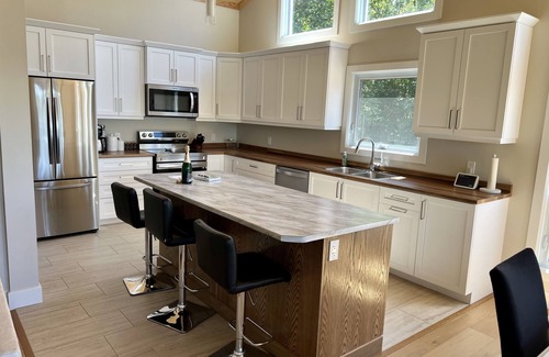 Sudbury House | 5-Bedroom Executive Lakefront Retreat Sleeping 12- Relax, Recharge and Reconnect