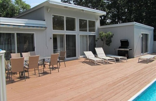 Westhampton House | 5 Bedroom Hamptons Retreat on a Quiet Cul-De-Sac.