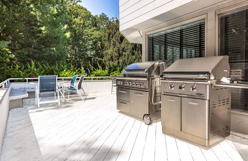 Wainscott House | 5 Bedroom Hamptons Beach House w/heated pool