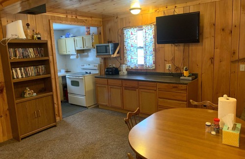 Paradise House | 5 bedroom home in Paradise! 4 miles from Tahquamenon Falls